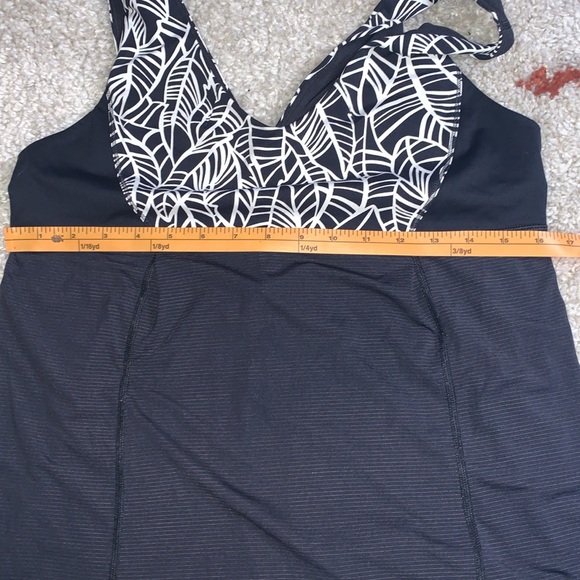 Lululemon- Hustle & Bustle Tank- B&W Palm fronds- Sz 10 - Picture 15 of 15